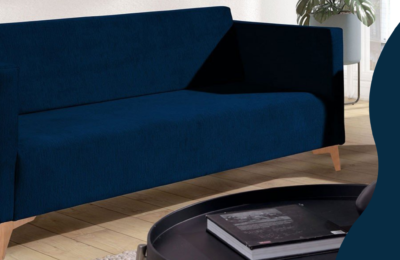Marineblaues Sofa fürs Wohnzimmer, dass den Innenraum belebt.